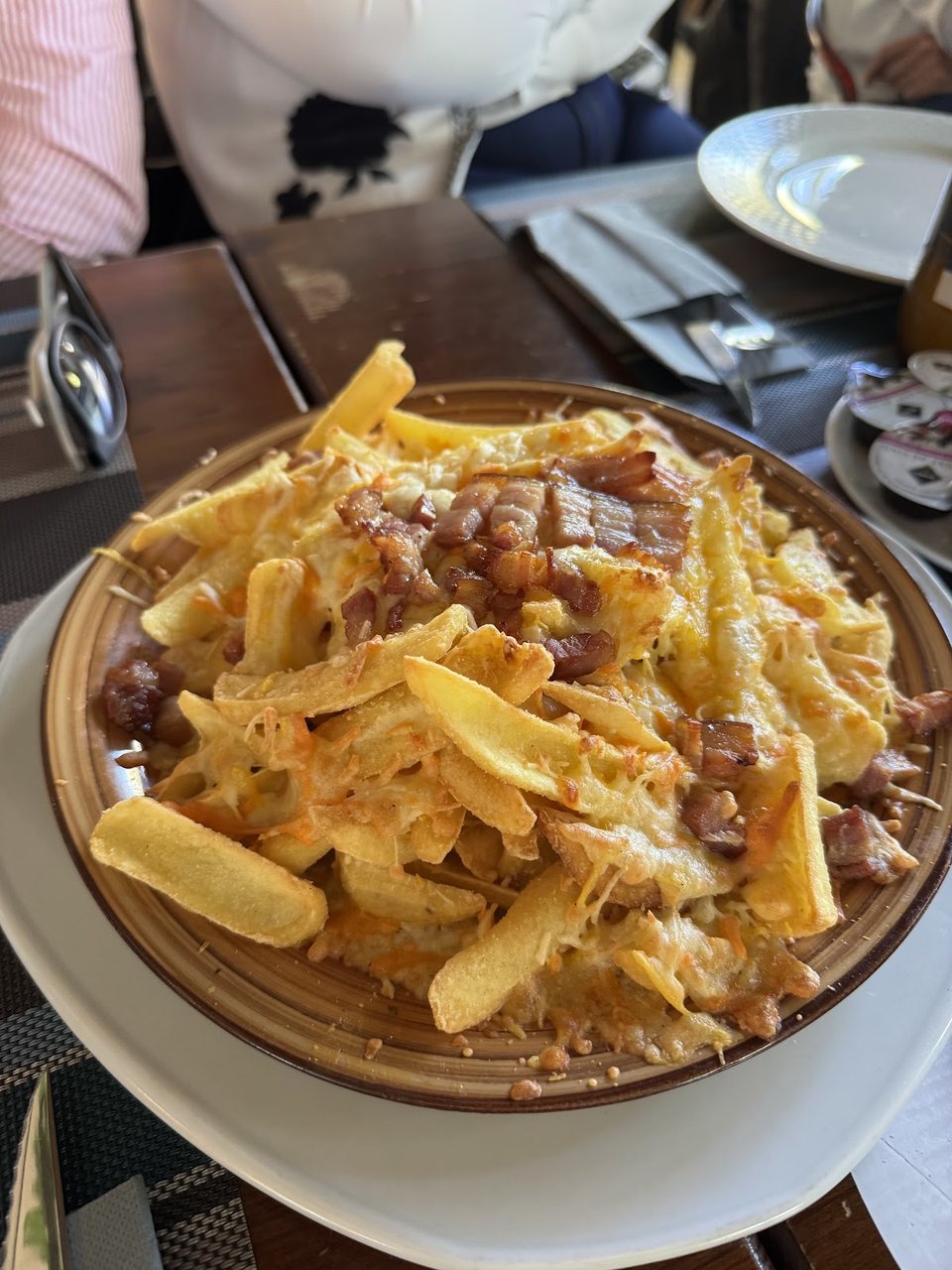 Hamburguesa Utopía con carne, queso, bacon y patatas fritas.